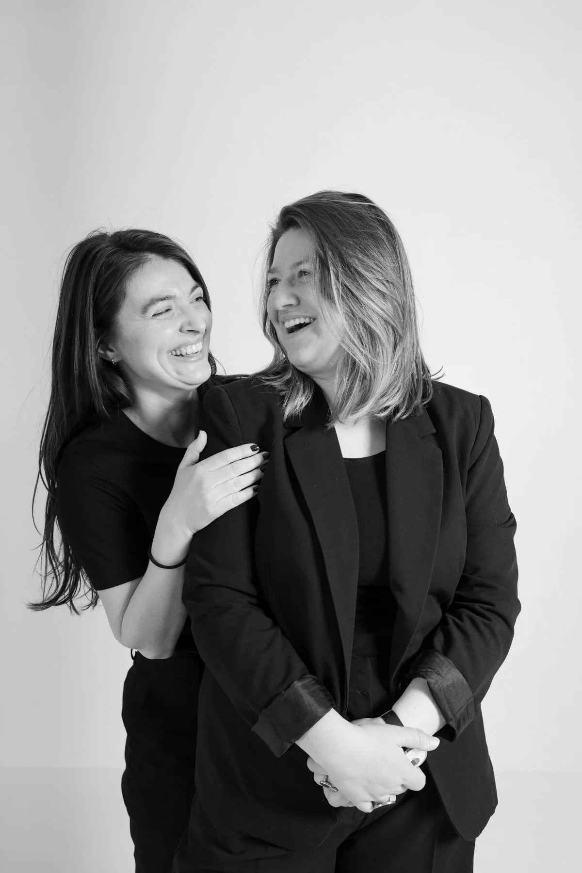 Alison Meier et Maxime, duo familial de Nonante Émotions, photographe et vidéaste de mariage en Suisse – portrait naturel en studio