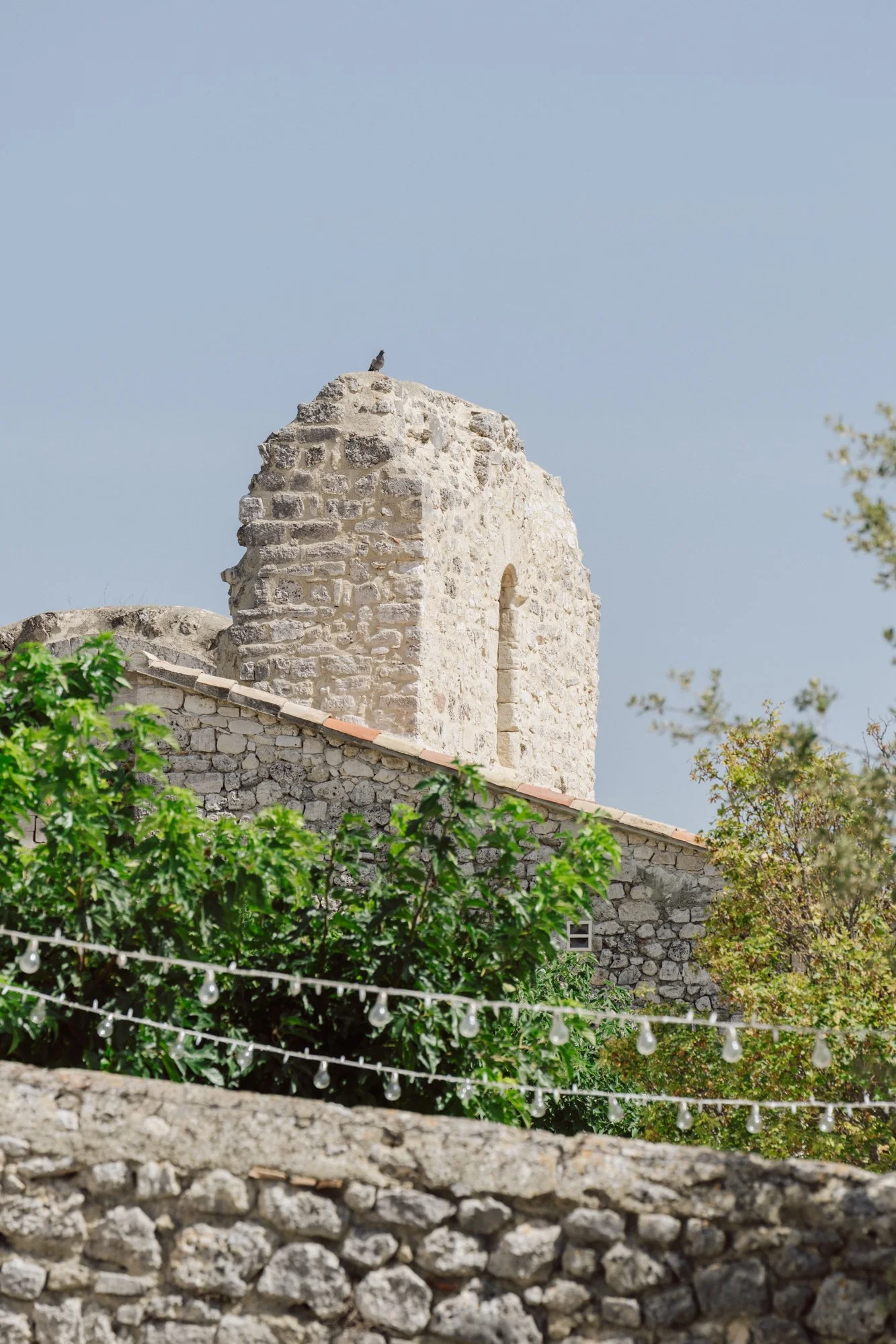 Ancienne chapelle en pierre au Domaine de Sarson en Provence décorée pour un mariage – photo nonanteemotions.ch