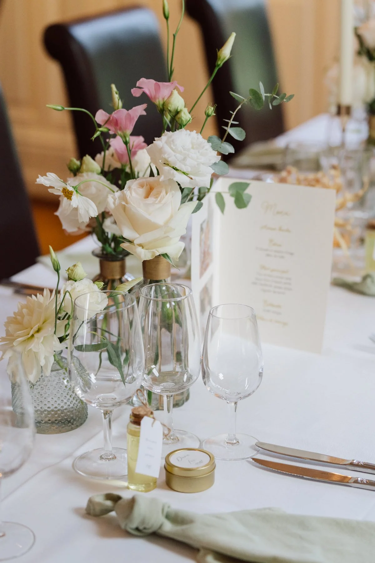Détail de la décoration de table de mariage avec fleurs, menu et verrerie lors de la réception