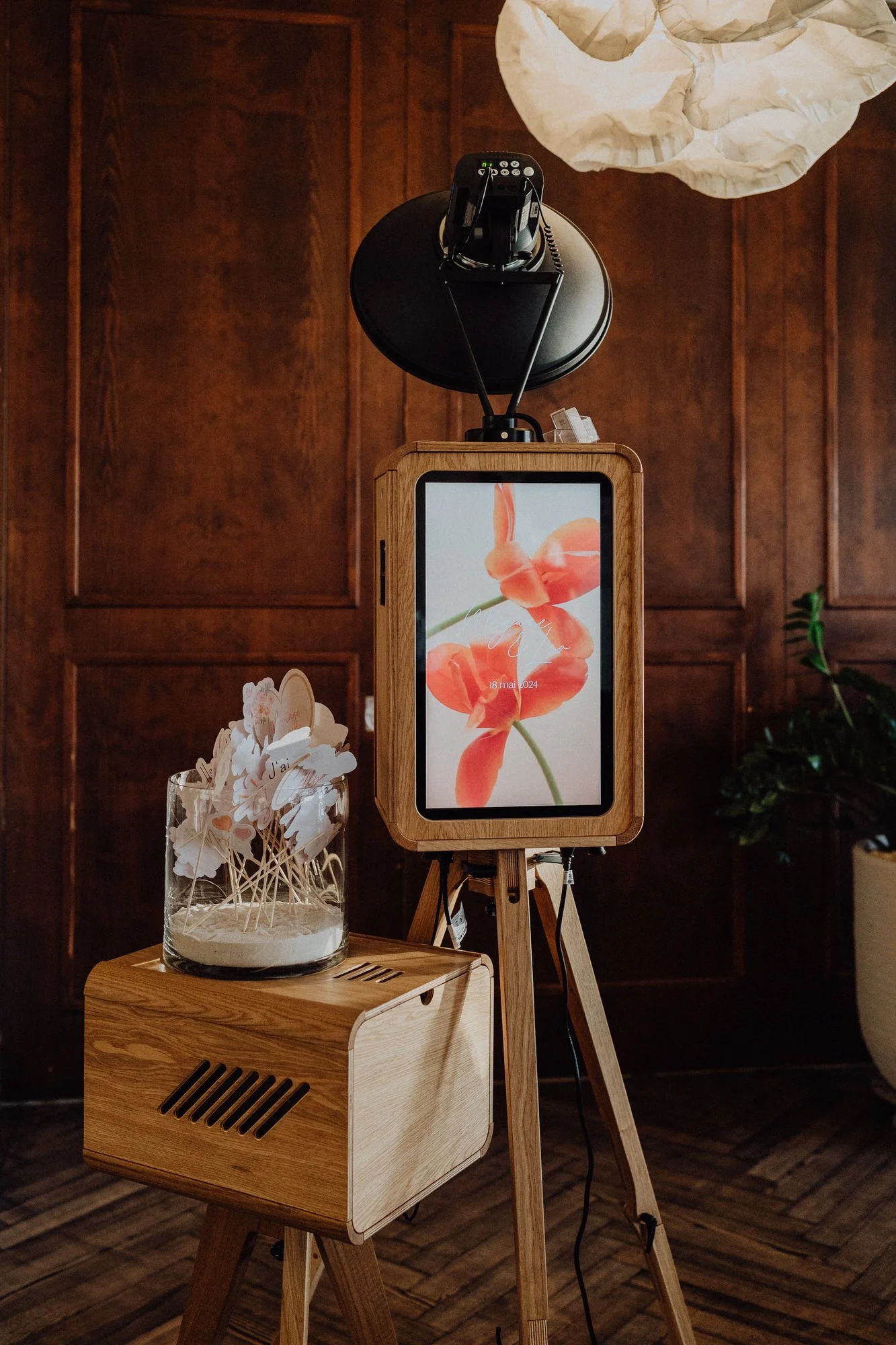 Photobooth en bois avec un écran arrière personnalisable aux couleurs du mariage