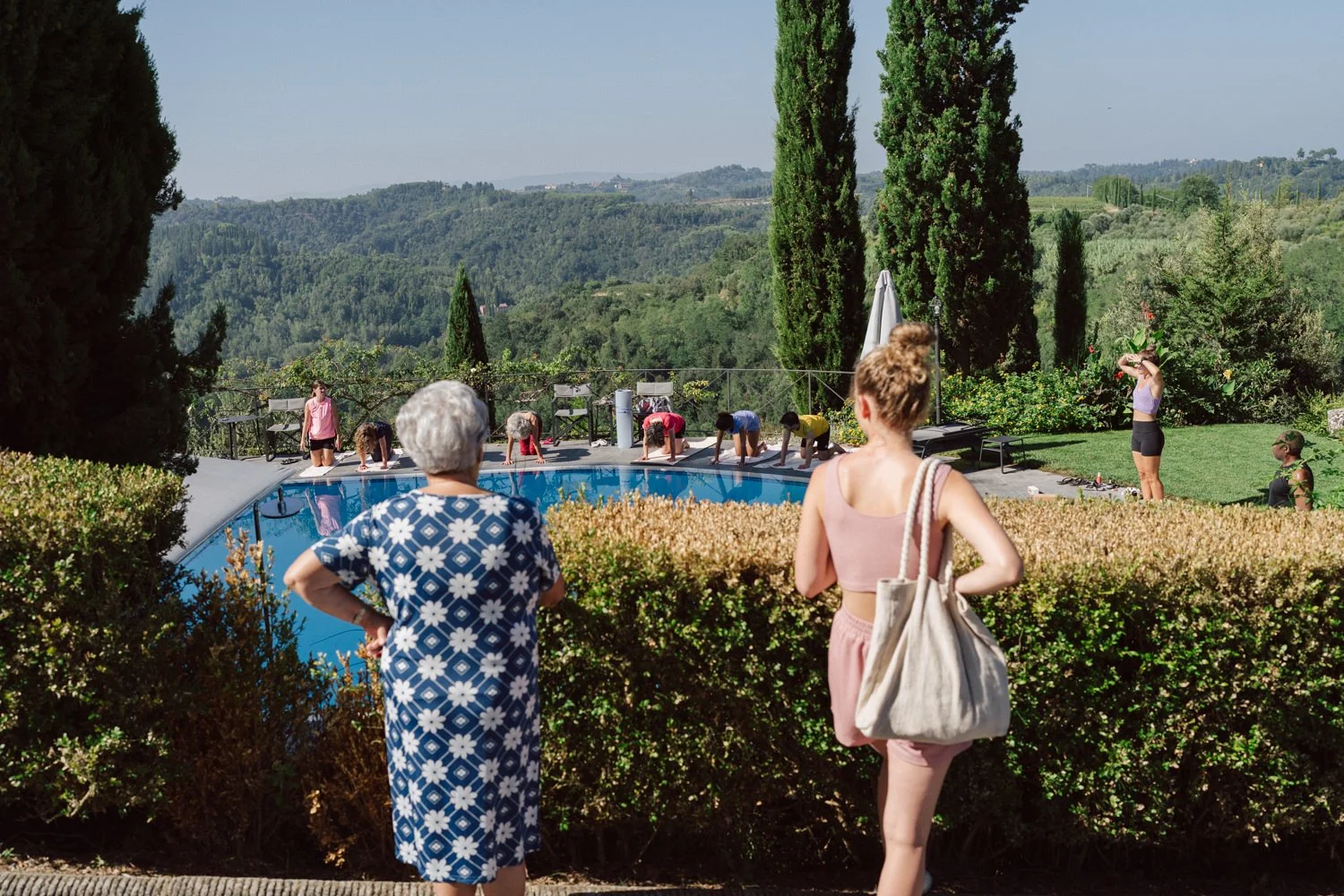 Cours de yoga organisé avant un mariage à Borgo Bucciano en Toscane dans le jardin d’une villa avec vue sur la campagne italienne