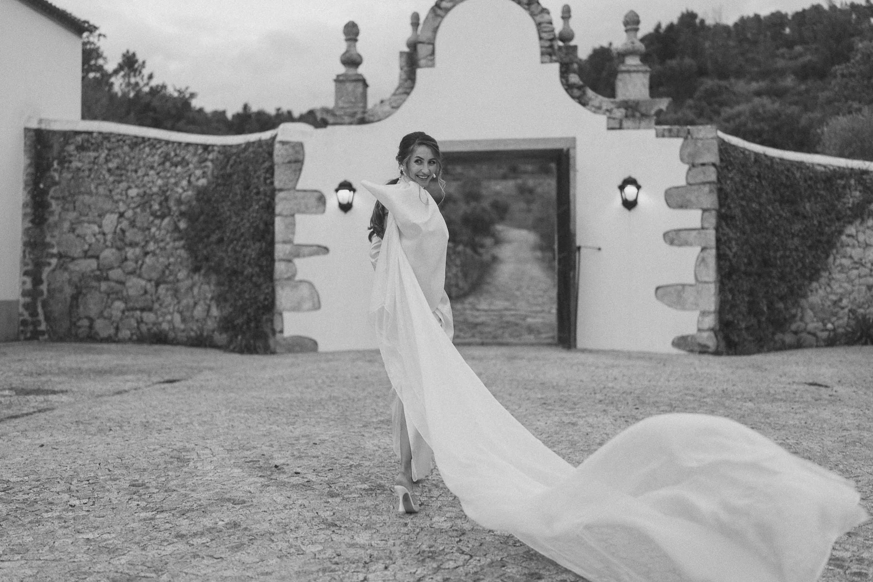 Mariée à la Quinta do Pinho au Portugal devant l’entrée du domaine lors d’un mariage destination – photo Nonante Emotions.
