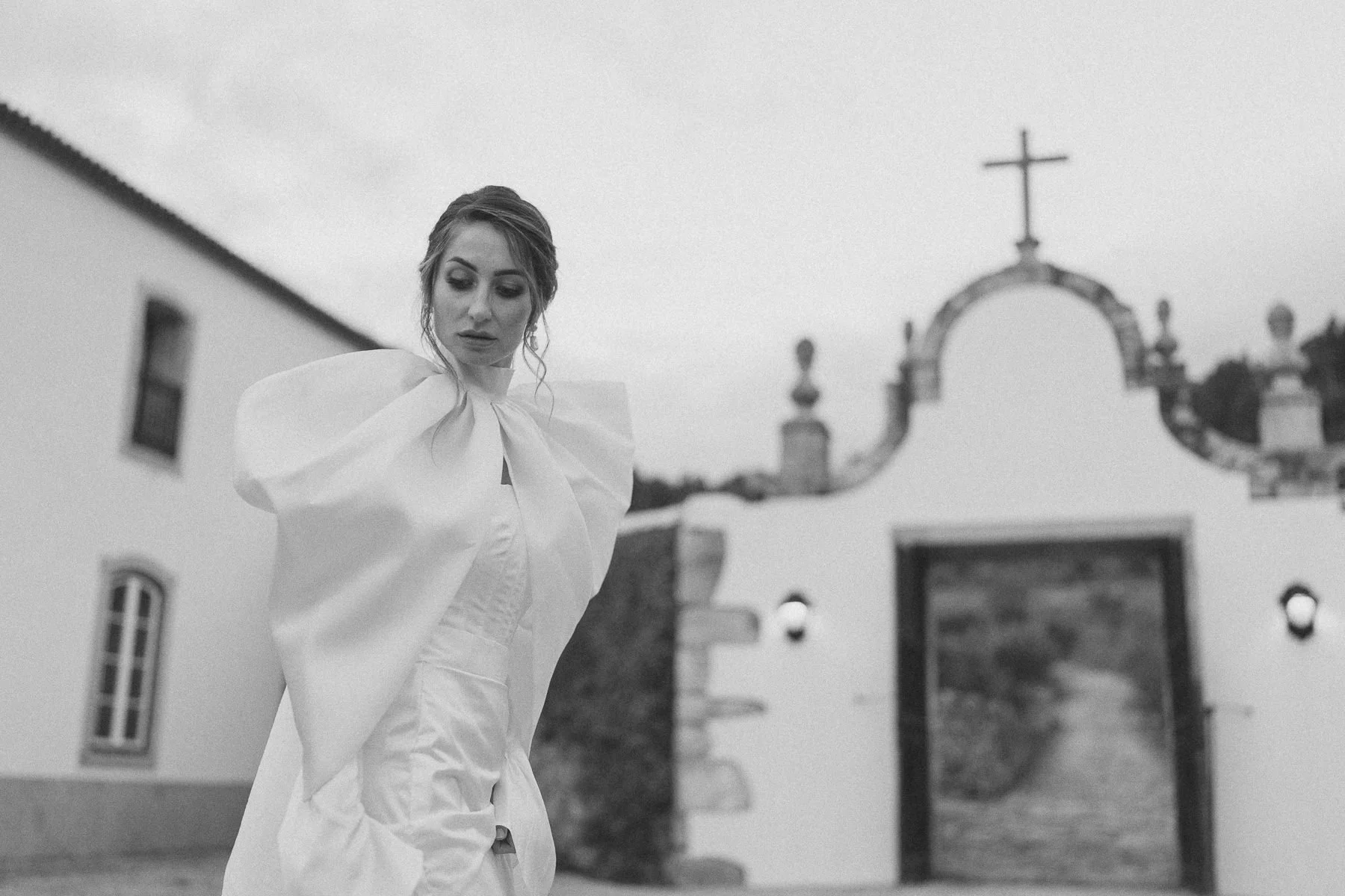 Mariée devant l’entrée emblématique de la Quinta do Pinho au Portugal lors d’un mariage destination – photo Nonante Emotions.