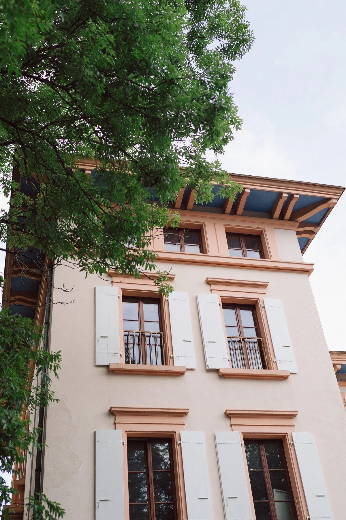 Façade élégante d’un château entouré de verdure, lieu de réception de mariage au style architectural raffiné, photographié par Nonante Émotions