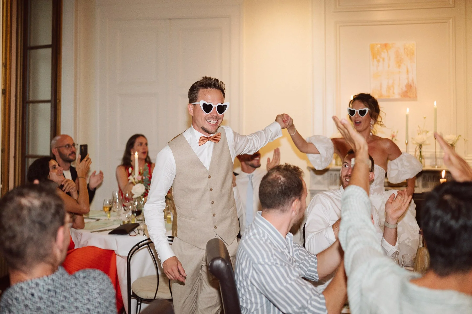 Entrée festive des mariés entourés de leurs invités pendant la soirée de mariage, moment de joie et de célébration capturé sur le vif