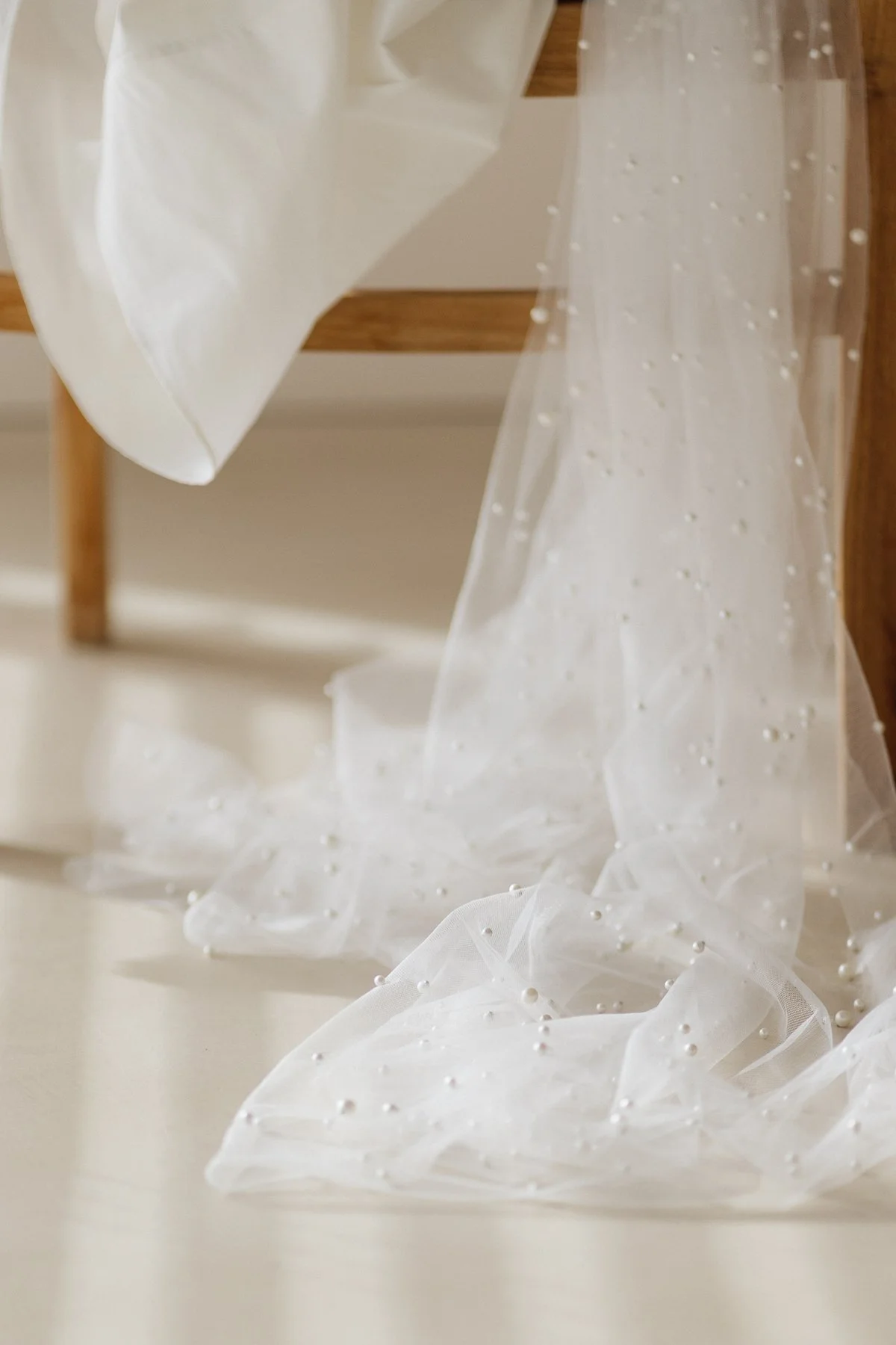 Détail de la robe de mariée en tulle perlé lors des préparatifs à la Quinta do Pinho au Portugal – photo Nonante Emotions.