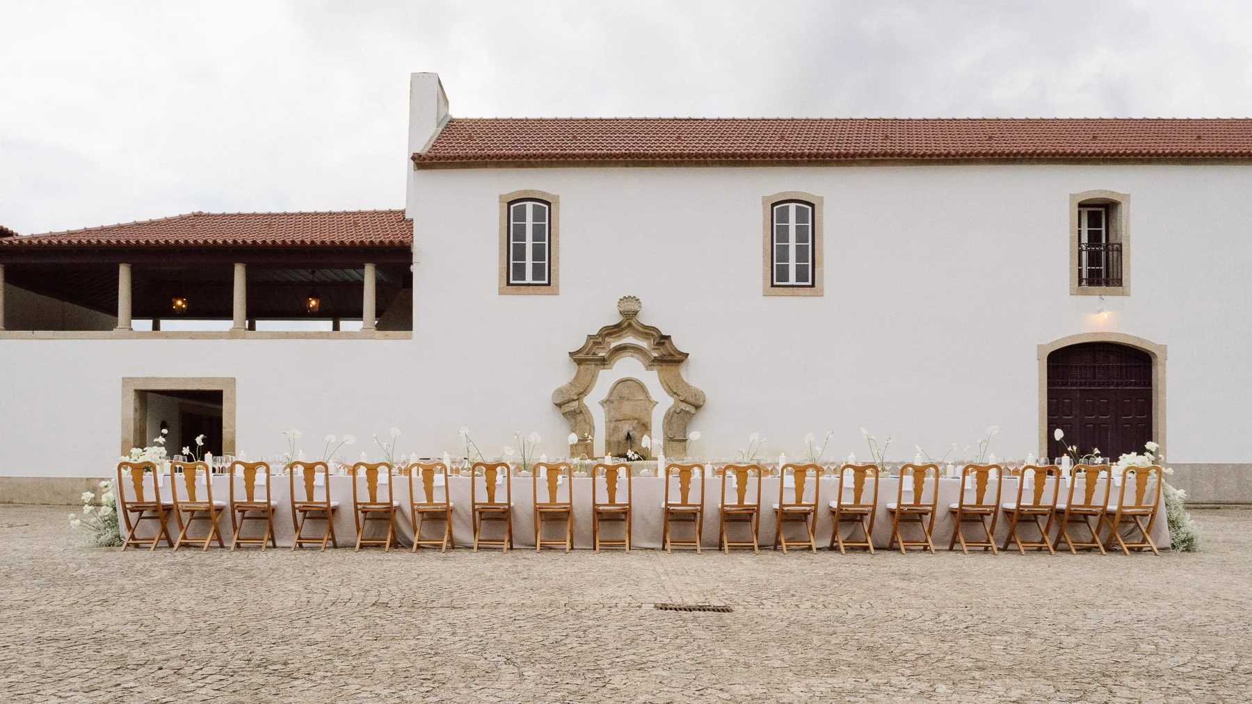 Réception de mariage élégante à la Quinta do Pinho au Portugal, longue table dressée dans la cour du domaine – photo Nonante Emotions.