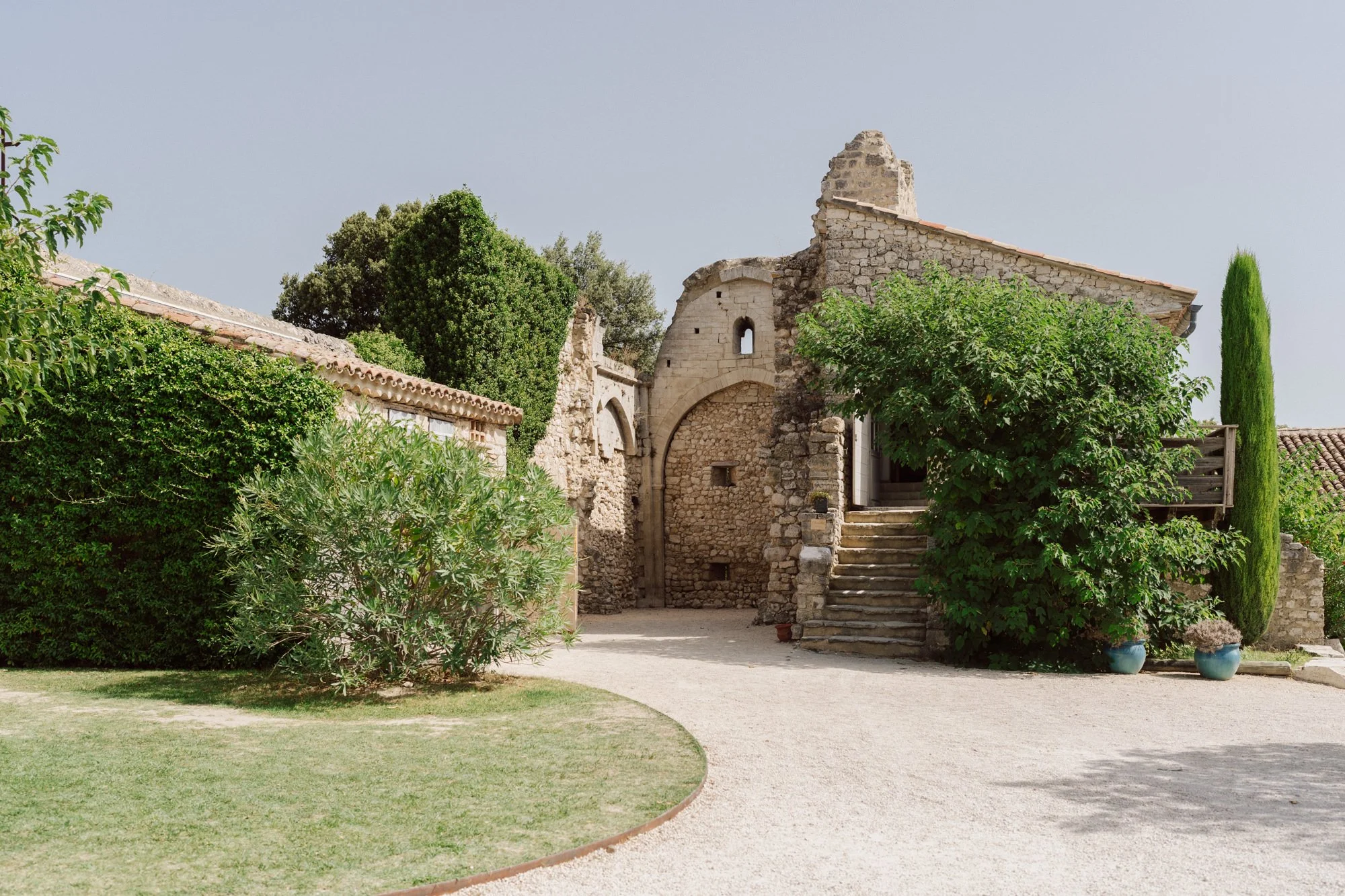 ncienne chapelle en pierre du Domaine de Sarson en Provence, entourée de verdure et baignée de lumière, lieu de cérémonie de mariage en plein air
