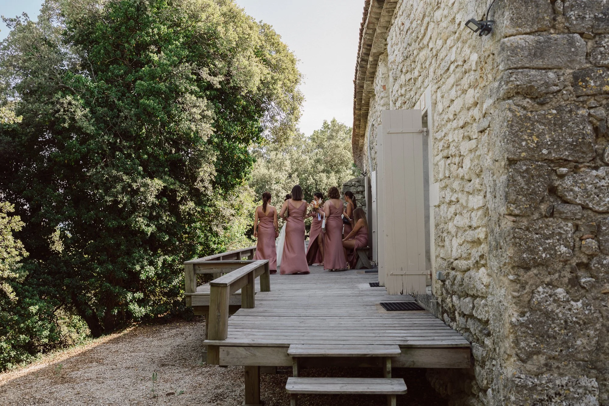 Demoiselles d’honneur en robes assorties pendant les préparatifs de la mariée au Domaine de Sarson en Provence – photo nonanteemotions.ch
