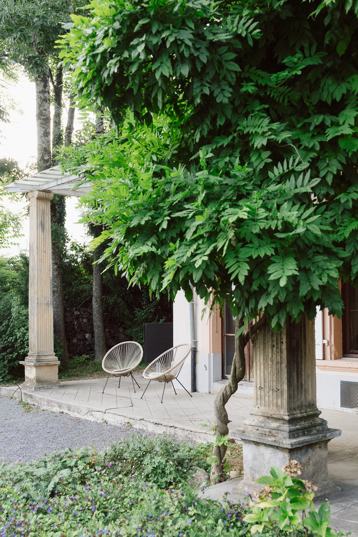 Vue du jardin et de la terrasse du Castel Bois-Genoud, lieu de réception du mariage de Diana et Loïc.