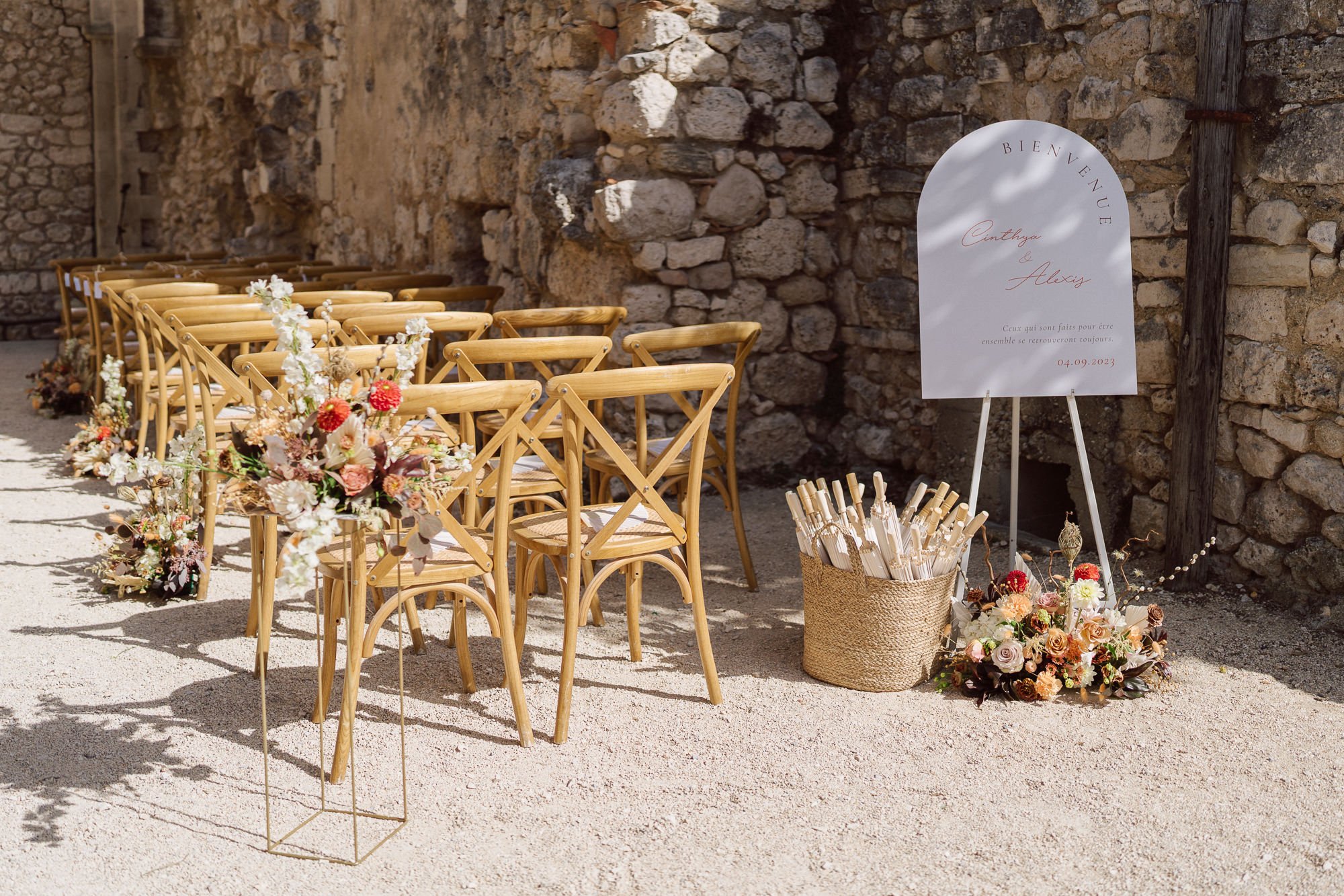 Décoration de cérémonie laïque au Domaine de Sarson en Provence avec arche florale et panneau de bienvenue – photo nonanteemotions.ch