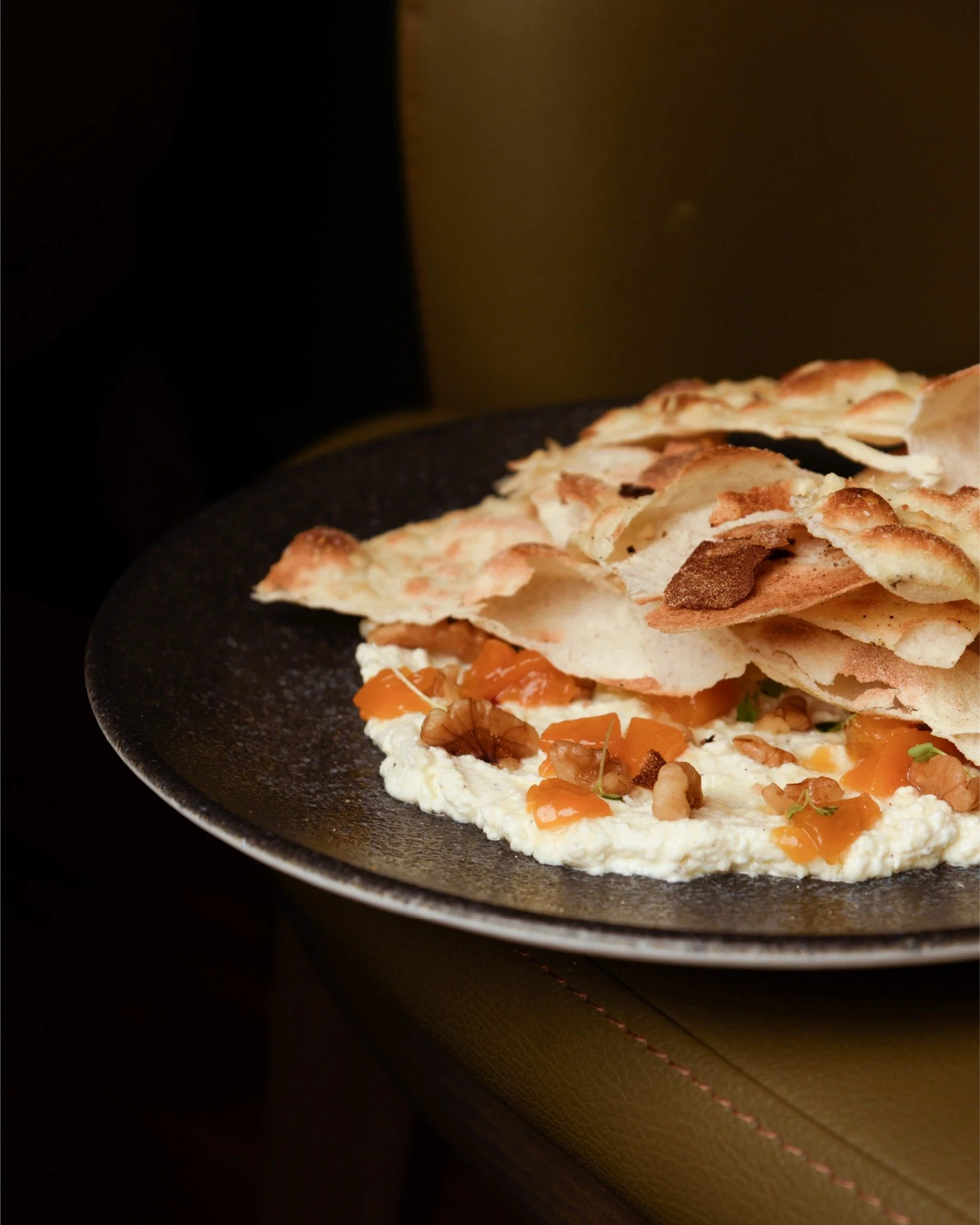 Ricotta &amp; Focaccia Chips para empezar la mesa como se debe: ricotta batida con esencia de trufas, nueces y mermelada de melocot&oacute;n, acompa&ntilde;ada de focaccia chips crujientes.

Un balance perfecto entre cremoso, crocante y dulce. 

#Bot