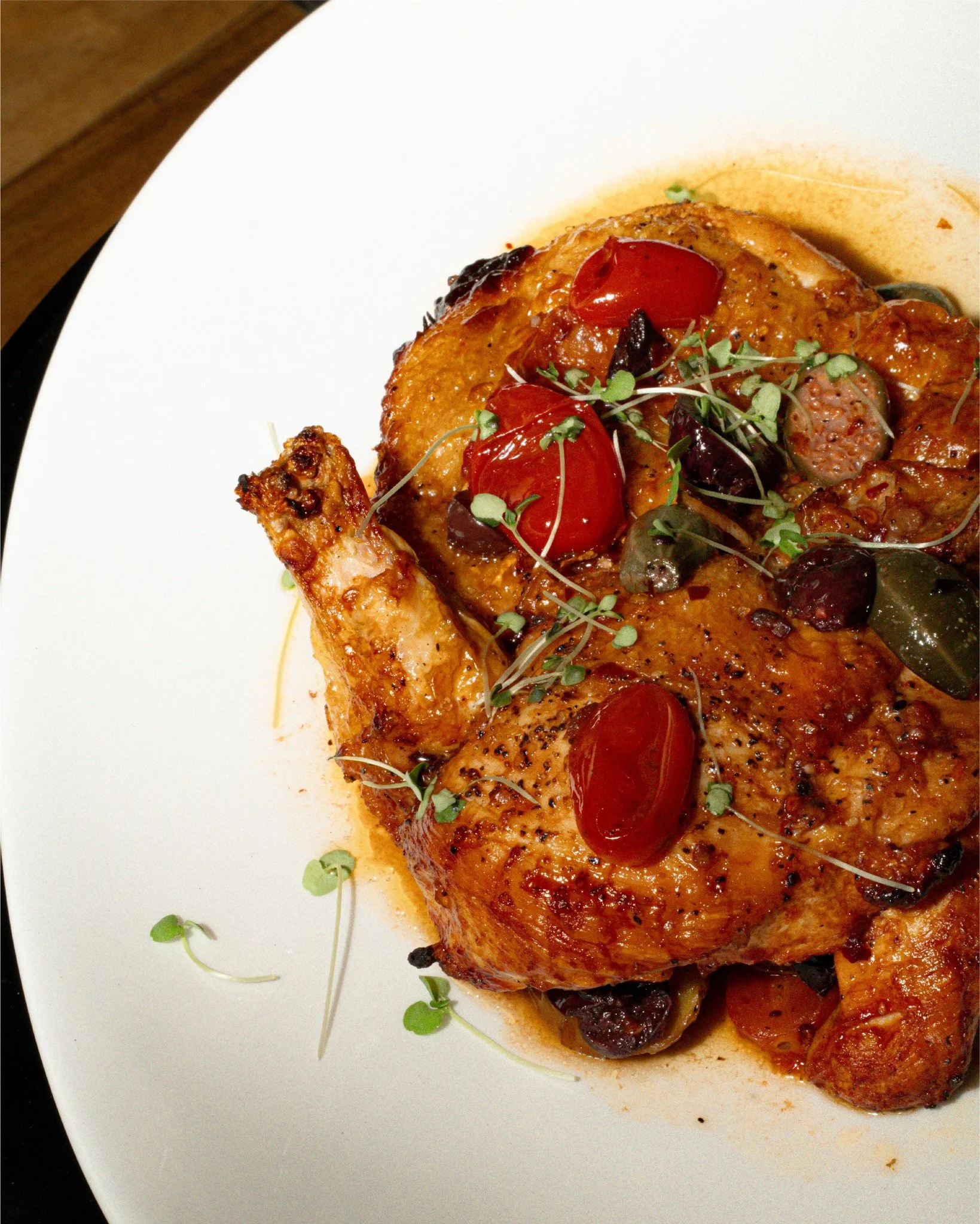 Pollo al Mattone, con piel crocante y sabores mediterr&aacute;neos que lo acompa&ntilde;an: alcaparrones, tomates cherry, aceitunas kalamatas, papines mediterr&aacute;neos y un toque de pepperoncini.

Un plato lleno de car&aacute;cter, hecho para dis