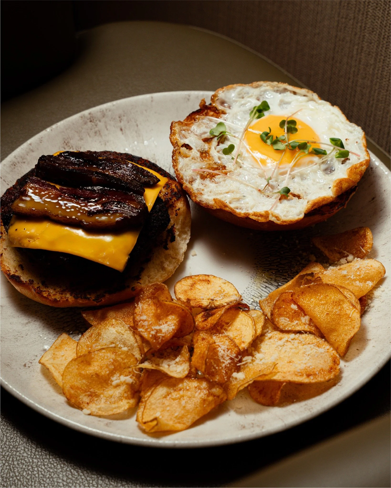 Es viernes y se antoja sin pensarlo mucho.

Nuestra Au Cheval Burger: tocino ahumado al horno de le&ntilde;a, cheddar, huevo frito y dijonesa, con papas fritas caseras.

#BottegaFratelli