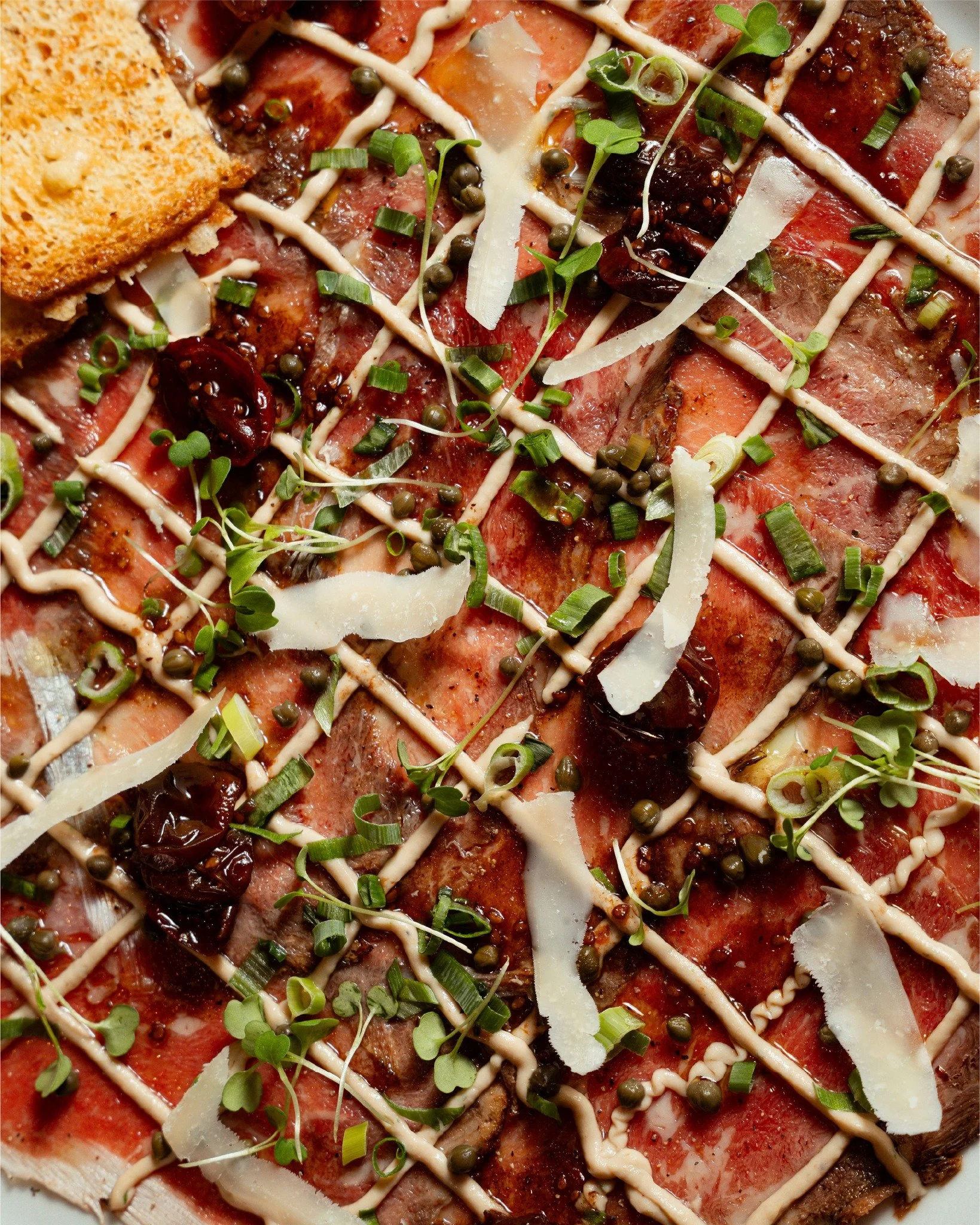Empieza la semana con algo ligero.

Carpaccio de res con salsa tonnato, alioli de albahaca, r&uacute;cula, parmigiano y pistaccio.

Te esperamos.
#BottegaFratelli