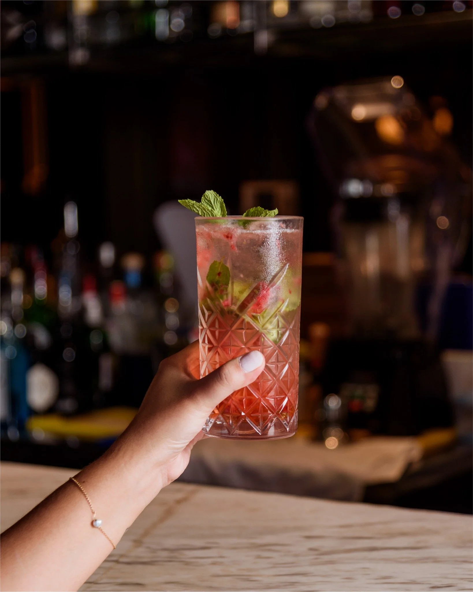A veces la mejor parte del d&iacute;a empieza con un buen mocktail  y la mesa correcta. 

Te esperamos en Bottega para brindar como se debe.
#BottegaFratelli