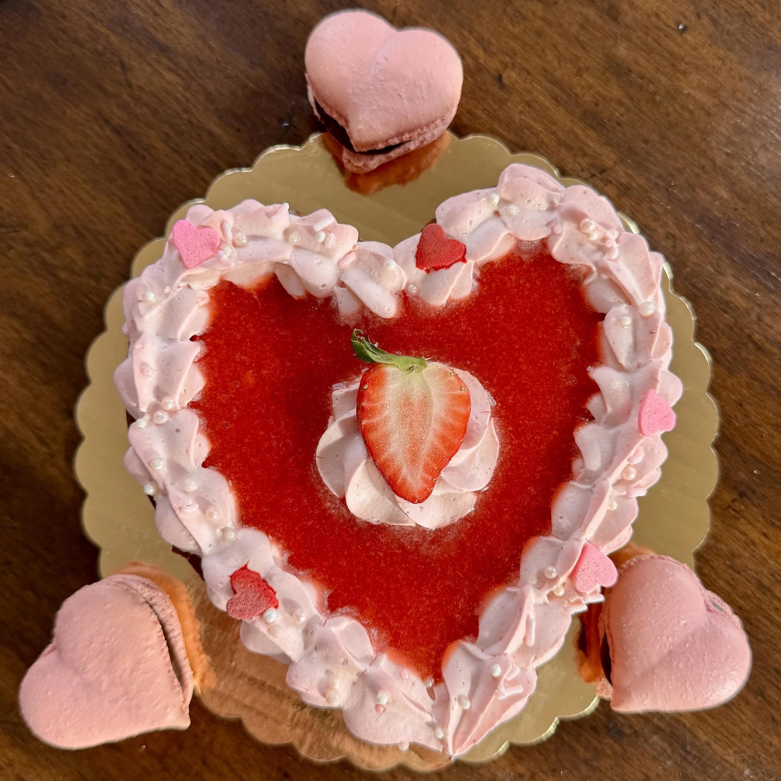 Valentine's Strawberry Chocolate Brownie Cake - 4 person