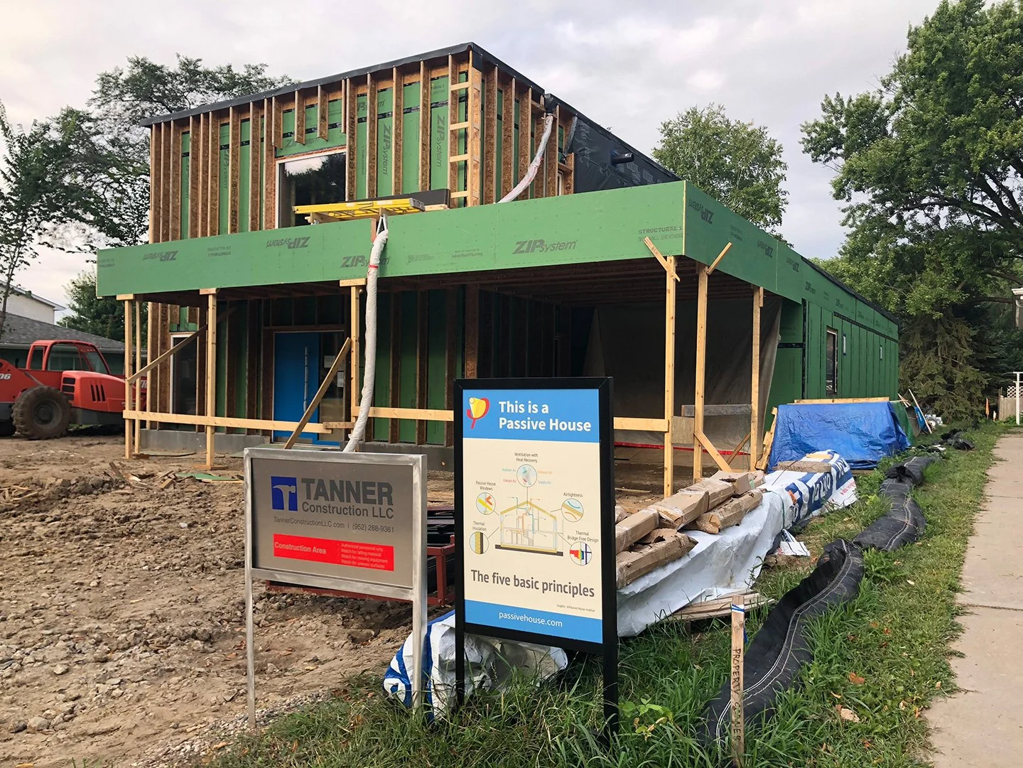 TE Studio Good Energy Haus: Double wall framing during construction