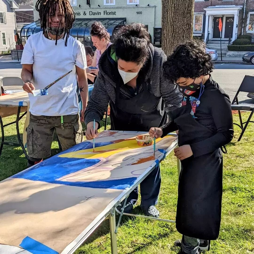 Our #communitymuralinstitute was on a ROLL this weekend in Fitchburg MA! We had so many folks come out and paint on Sunday, and we can't wait to do it again this Thursday, May 5th!

Join us on the side lawn of Fitchburg City Hall, 718 Main st, from 3