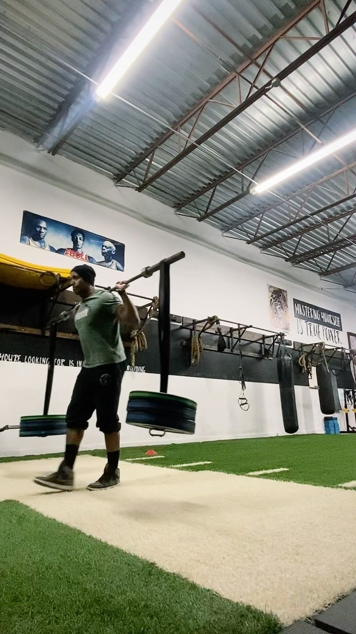 π¨ππΎπ¨ππΎπ¨ππΎ
.
.
.
Don’t run from pain, it’s the best teacher.
Do the same, stay the same .
.
.
.
#westrongstpete #dtsp #stpetersburgflorida #passagrillebeach #gym #motivation #workoutmotivation #love #barbellcarry #sunday #strongm