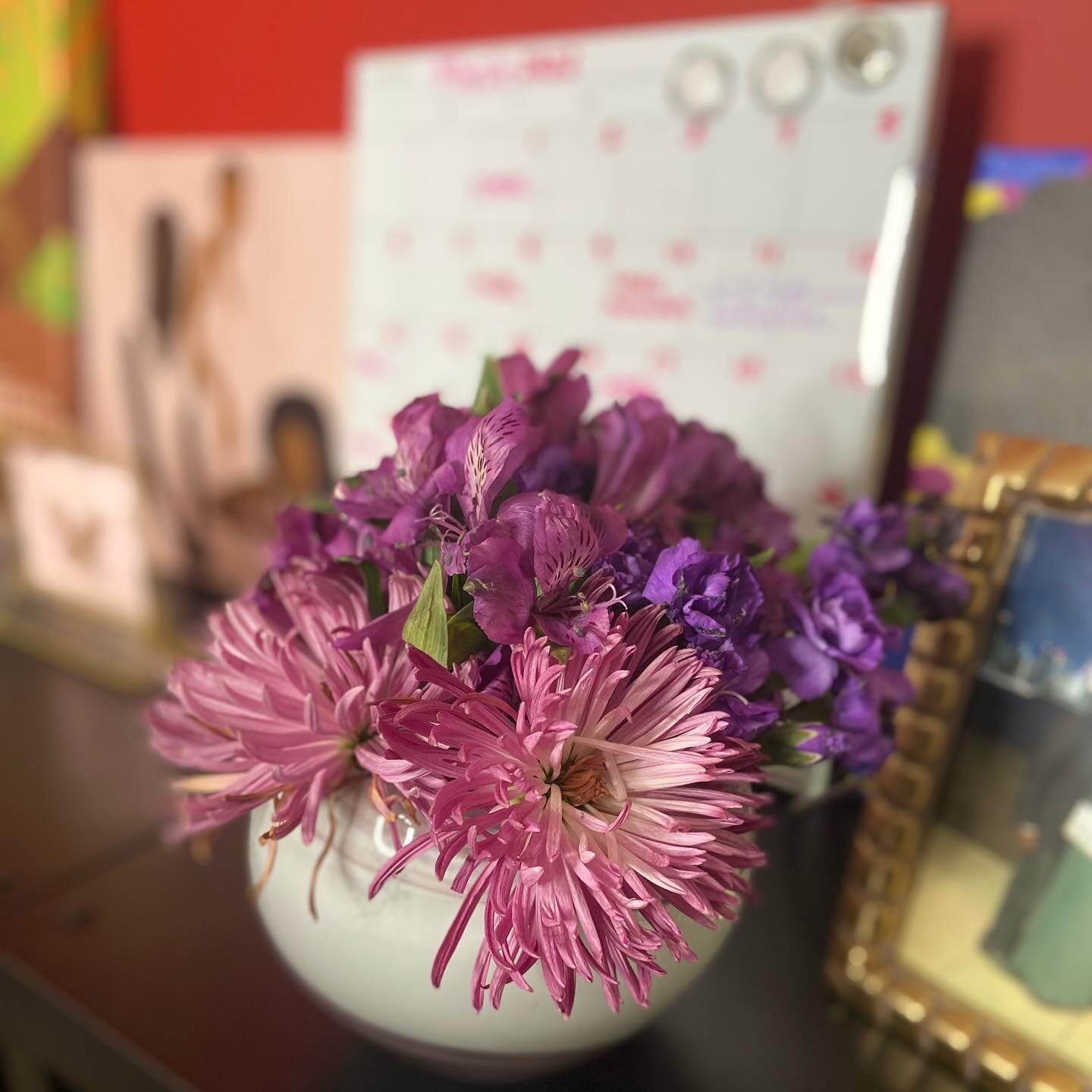 These beauties lasted two whole weeks and they still have life in them. My flowers are teaching me that optimal conditions will allow you to thrive beyond other people&rsquo;s expectations. Preach, Donna. I think I will. #reverenddonnao #sacredinvita