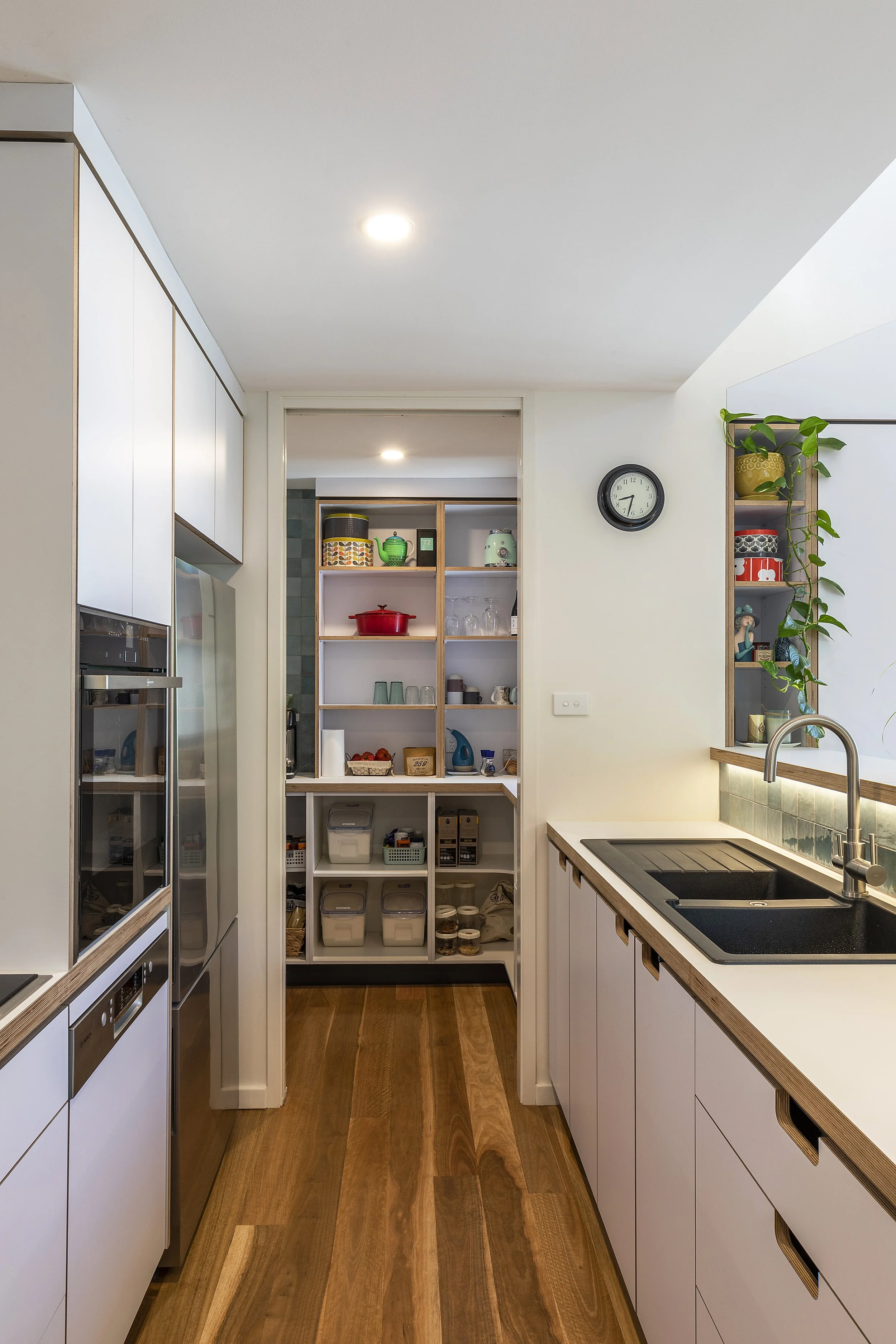 10_Scissor House_Kitchen 3.jpg