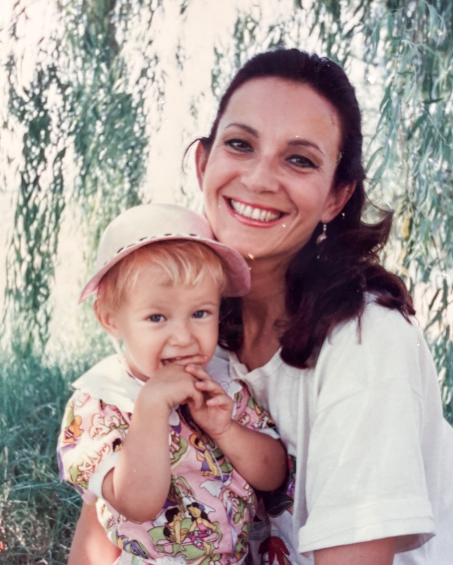 Auguri a tutte le mamme, portatrici di vita e energia creatrice di questo mondo! 

Auguri alla mia, di mamma, prima sostenitrice di ogni mio progetto e sogno, sempre presente nonostante tutte le difficolt&agrave; della vita, esempio di tenacia, perse