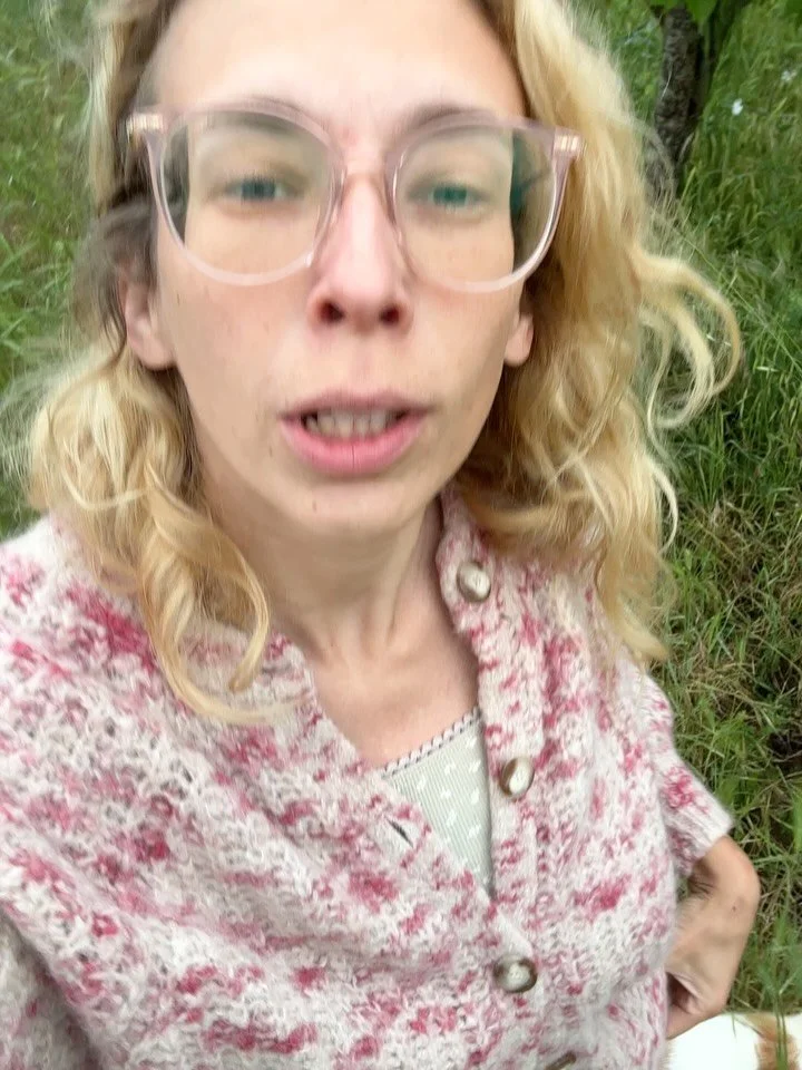 Passeggiatina post pioggia.

1. Frutteto check
2. Micio vuole sentirsi incluso, come tutti noi
3. Albicocchine crescono 
4. Luna selvaggia e Jack nasone
5. Passione piume &amp; paesaggi
6. Lupino seminato che intrappola acqua, immagino imenotteri ebb