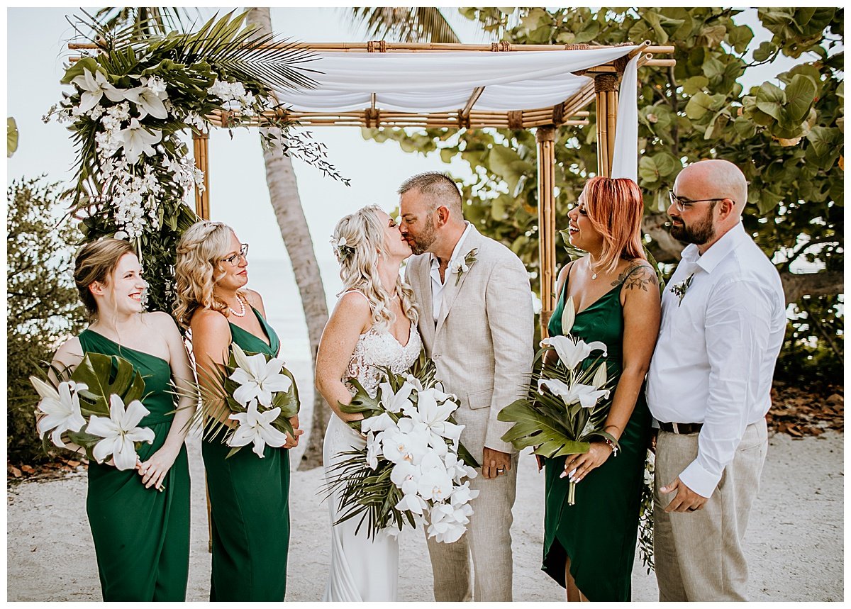 Wedding party in emerald green for tropical wedding