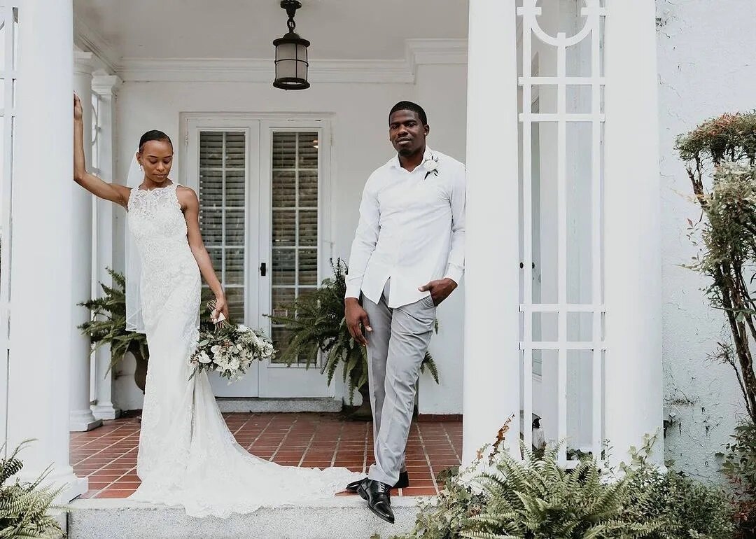 @acityonahillphotography capturing one our favorite spots at the house just perfectly!  And this couple is so cute.  If you take a tour, we can show you all the best spots for your portraits.
.
Just a little peek from the Sunday Stroll styled session