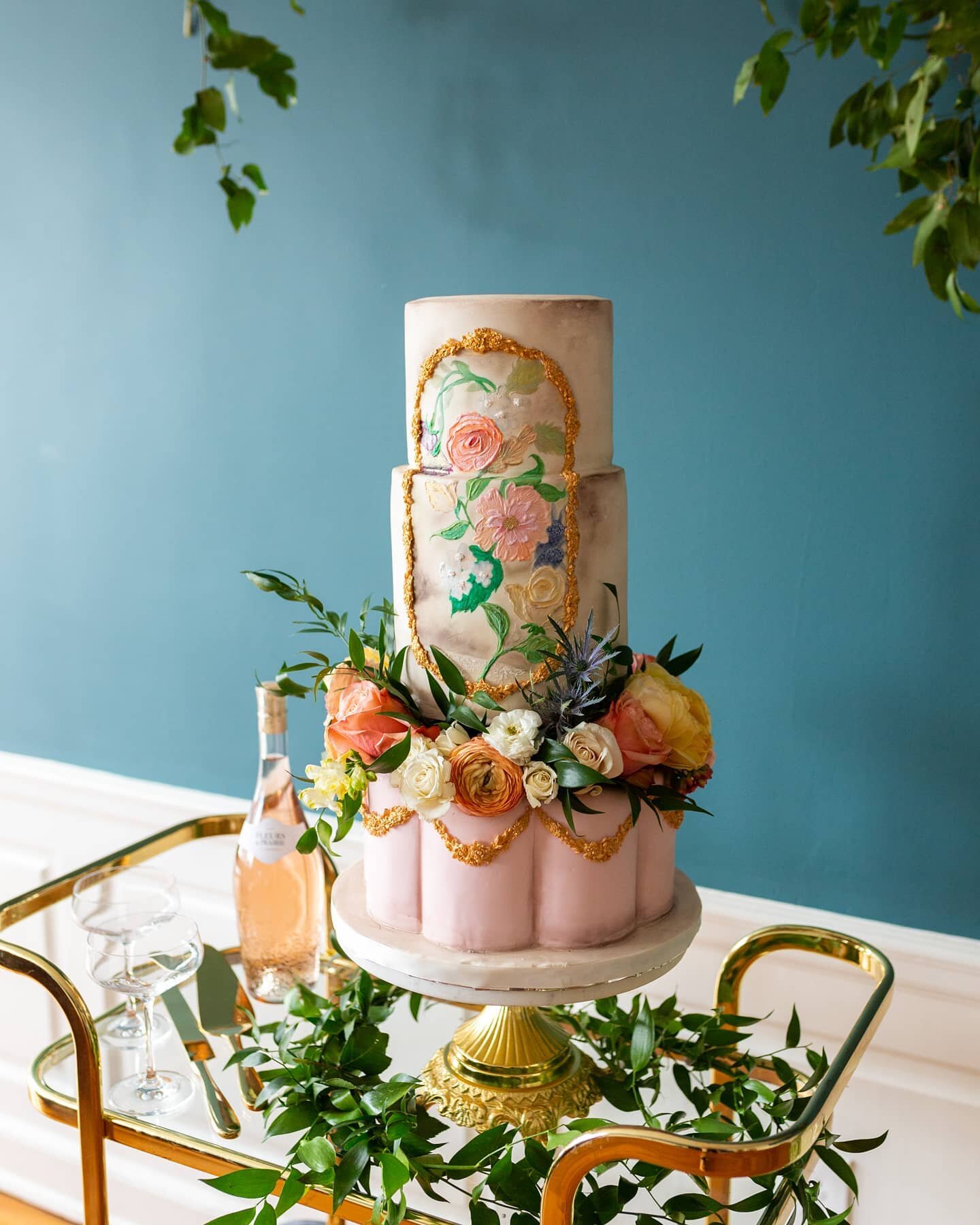 Really, it just doesn't get any better than both the artistry and taste of @artsycakesy. 
.
Photography/Coordination: @brittanybutterworthphoto 
Coordination: @eventsbysummerjoy 
Floral Design: @rhondahicksfloraldesign 
Cake: @artsycakesy 
Models: Gi