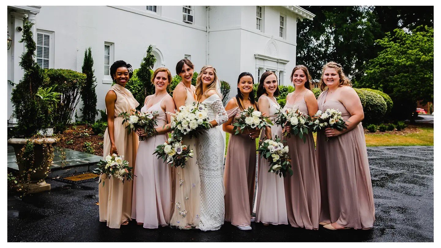 Happy Monday everyone. Hope you had an amazing weekend. Love this shot from @urbanbloomphotography in front of the house!