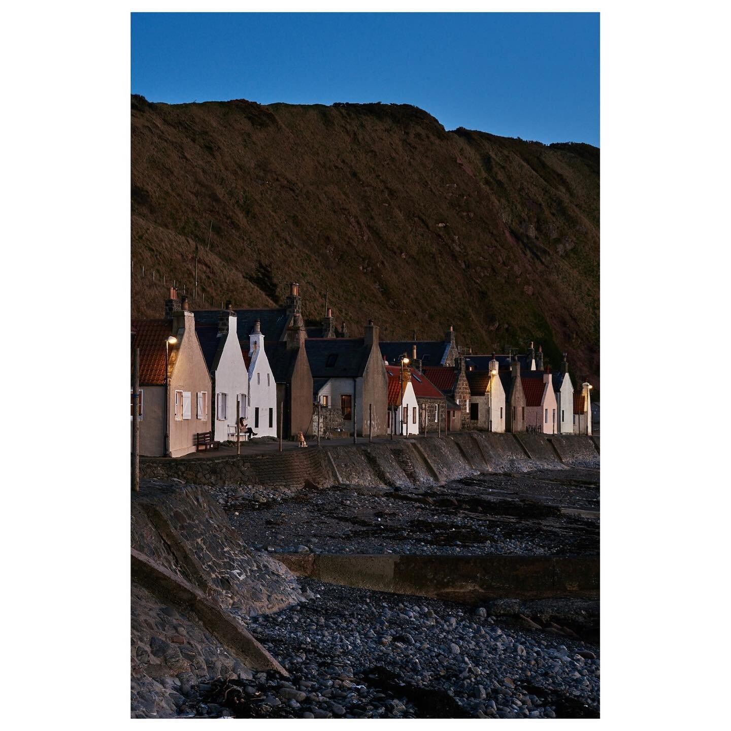 Nestled under the cliffs - the Aberdeenshire village of Crovie.. an evening watching the sun set whilst enjoying the location... #ig_scotland #scotlandgreatshots #sunset #visitscotland #scotlandgreatshots #visitaberdeenshire 
#scotlandscenery #wonder