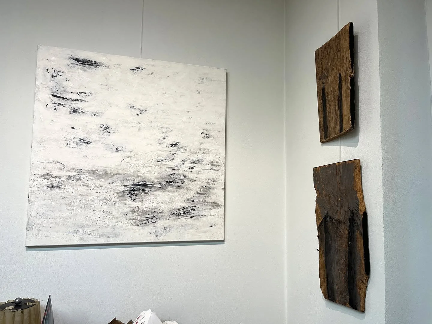 After some 20 years I realized I have to change my paintings in the studio. :D :D 

R&ouml;pke 20 &eacute;v ut&aacute;n &eacute;szrevettem, hogy n&eacute;h&aacute;ny r&eacute;gi k&eacute;pet a mostaniakra kellene cser&eacute;lnem. - műterem rendez&ea