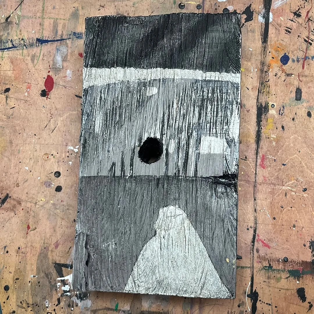 a piece from 2025

.
.

#visualartist #votindora #hungarianartist #votindo #artinbudapest #contemporary_art #lessismore #acrylicartwork #k&eacute;pzőműv&eacute;sz #festőműv&eacute;sz #budapesthungary #upcycledplank #sustainability #visualart #plankar