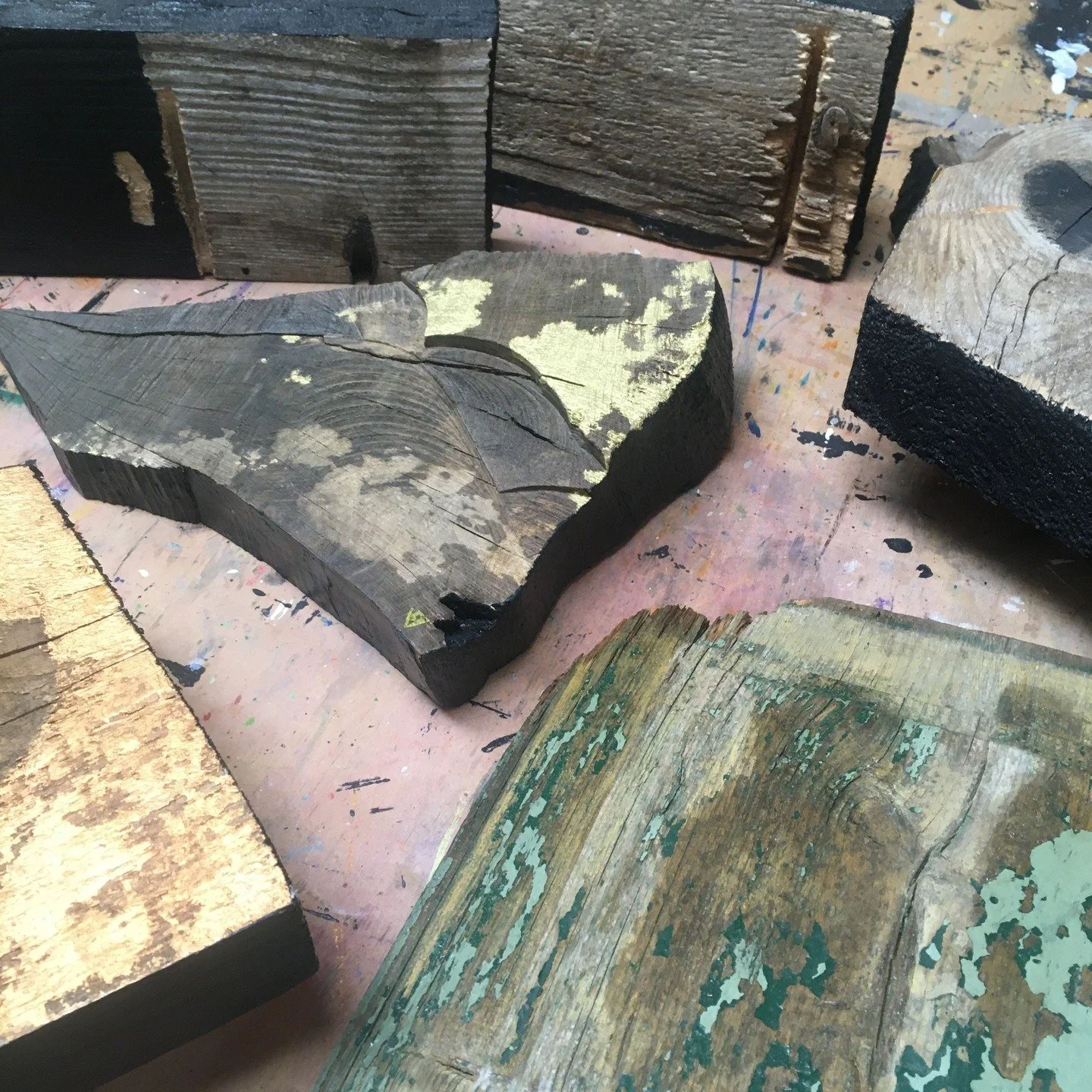 planks in my studio

#visualartist #votindora #hungarianartist #votindo #acrylicartwork #k&eacute;pzőműv&eacute;sz #budapesthungary #mixedmedia #upcycledplank #mixedmedionwood #sustainability #festőműv&eacute;sz #visualart #plankart #newsensibility #