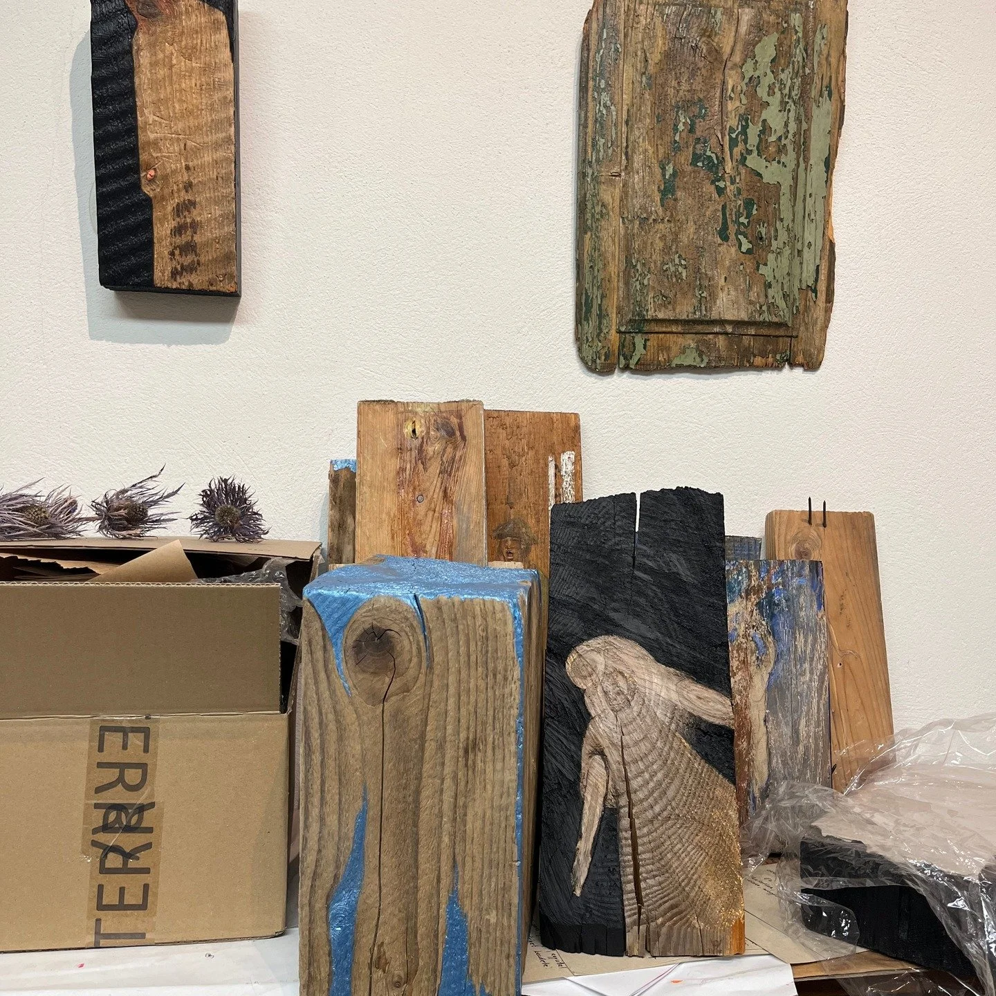 ... nothing but this for now, 'cause I am
painting ...
:) :) :)

#visualartist #votindora #hungarianartist #votindo #artinbudapest #budapesthungary #contemporary_art #lessismore #acrylicartwork #upcycledplank #sustainability #sustainableart #visualar