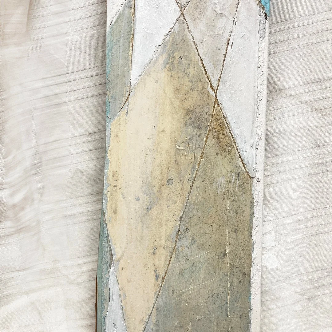 Angel Right
2026
acrylic on upcycled plank piece

It is fun to find the right composition and the hidden figure in the discarded material - at least I enjoy it :D :D

.
.
.

#visualartist #votindora #hungarianartist #votindo #artinbudapest #budapesth