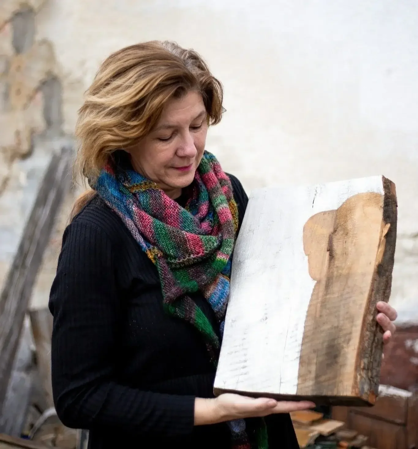 Votin Dóra a festőműhelyében