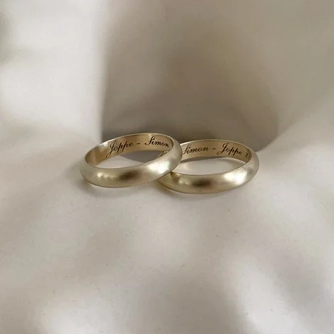 Paar halfrond klassieke trouwringen in 14K geelgoud