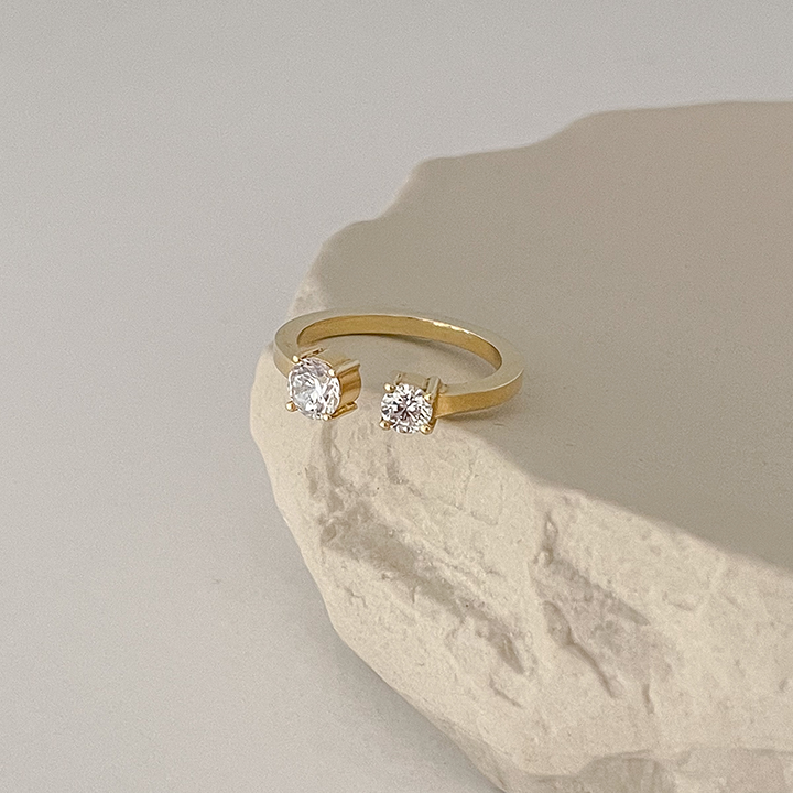 Open moi & toi engagement ring handmade in Antwerp using recycled gold and synthetic diamonds
