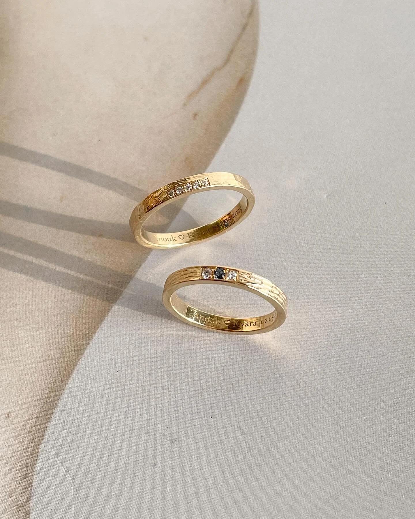 A &amp; K 💍

⚒️ Elk met een eigen structuur &amp; afwerking met lab diamantjes en een saffiertje.

Handgemaakt in 18K gerecycleerd geel goud. 

🤍 Proficiat!