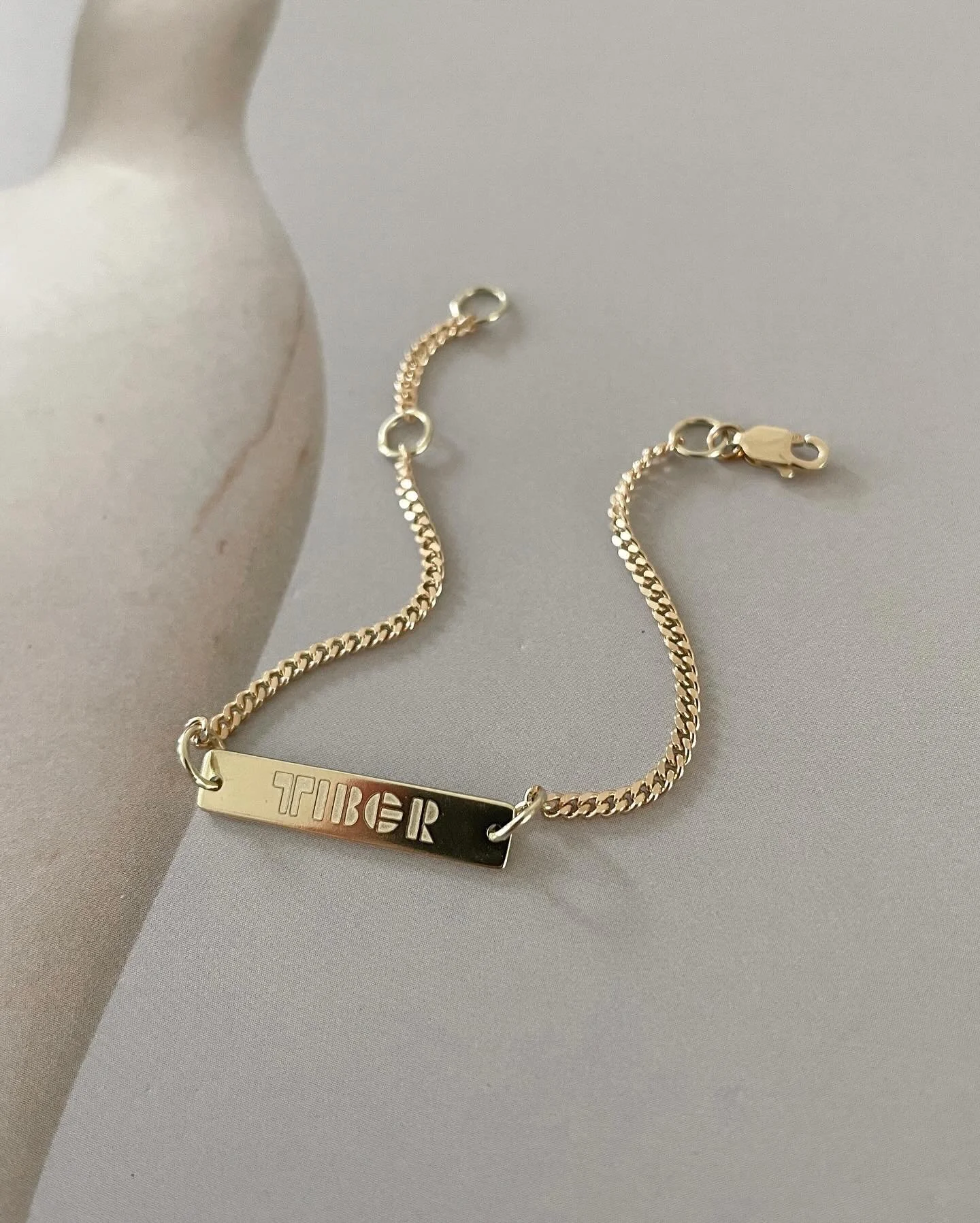 Om al wat in de sfeer te komen 🐣💍

Enkele geboortearmbandjes die ik de laatste maanden voor pete- en metekindjes mocht maken. 

⚒️ Met een gravure op de voor- en achterkant in elk lettertype naar wens. 

👶 Onze kleine bean die op komst is, krijgt 