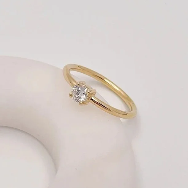 Fijne en minimalistische verlovingsring in geelgoud met een diamant van 4 mm gezet als solitaire.