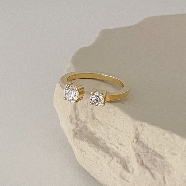 Toi & moi verlovingsring Antwerpen. Met een grote ronde diamant en een kleinere lab diamant in recycled geelgoud.