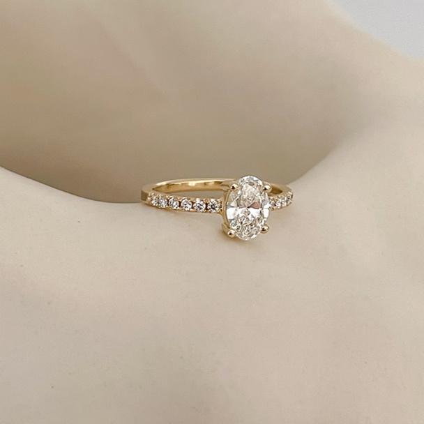 Eternity verlovingsring in Antwerpen met grote ovale diamant. 