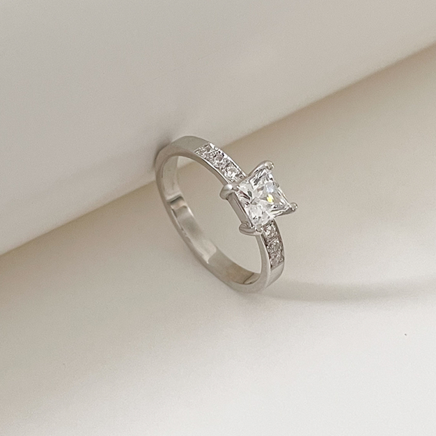 Vierkante diamanten verlovingsring in gerecycleerd goud. Modern ontwerp met kleine diamanten aan de zijkant. Handgemaakte verlovingsring in Antwerpen.