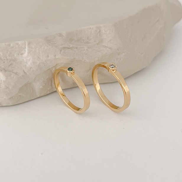 Minimalistische en tijdloze verlovingsring met kleine edelsteen of diamant.