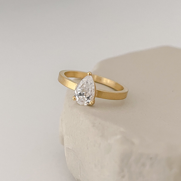 Sustainable engagement ring, handcrafted by goldsmith De Vree in Antwerp, in recycled gold with a clean design and pear lab diamond