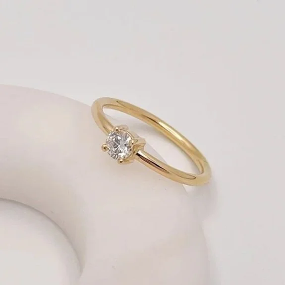 Fine and minimalistic engagement ring in yellow gold featuring a 4mm diamond as solitaire.